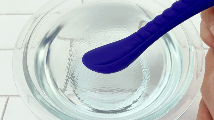 GIF bulbous tip of Flexi-G Vibe vibrating in bowl of water 