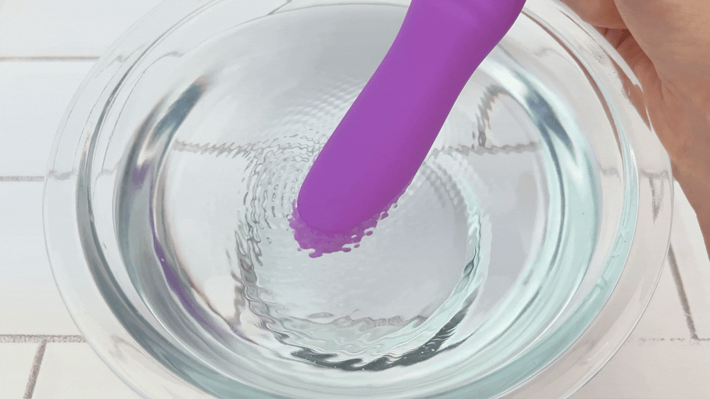 GIF of Beginner's Silicone Vibe vibrating on highest speed in bowl of water 