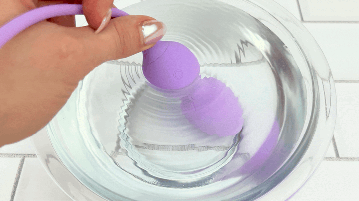 GIF of The Menina by TooTimid bouncing ball vibrating in bowl of water 
