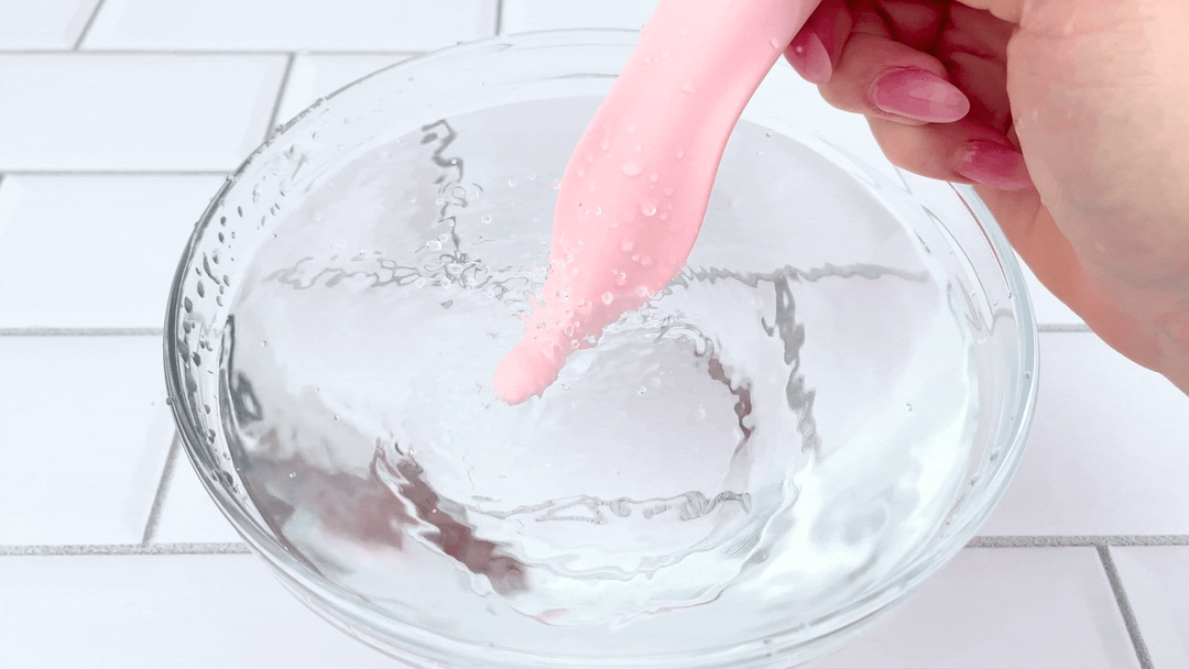 GIF of Pique - Pinpoint Clit Vibrator tip vibrating in bowl of water 