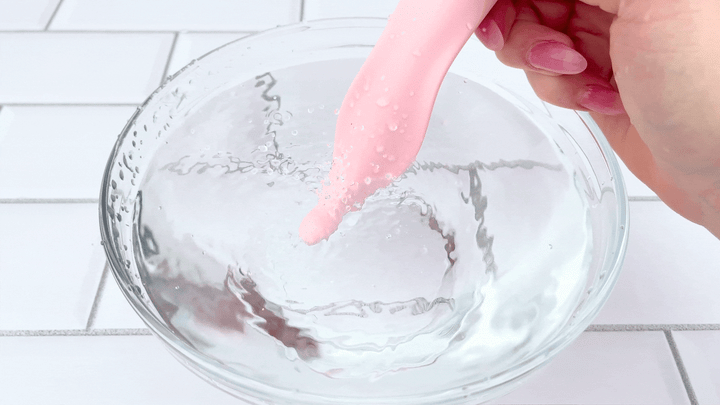 GIF of Pique - Pinpoint Clit Vibrator tip vibrating in bowl of water 