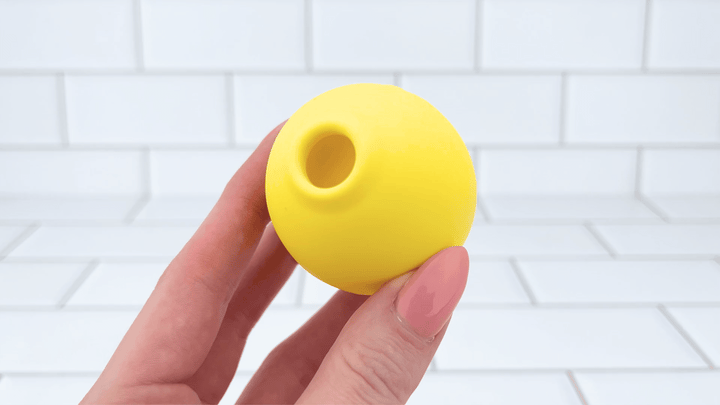 Lemon Kiss Air Pulse Clit Stimulator on full power