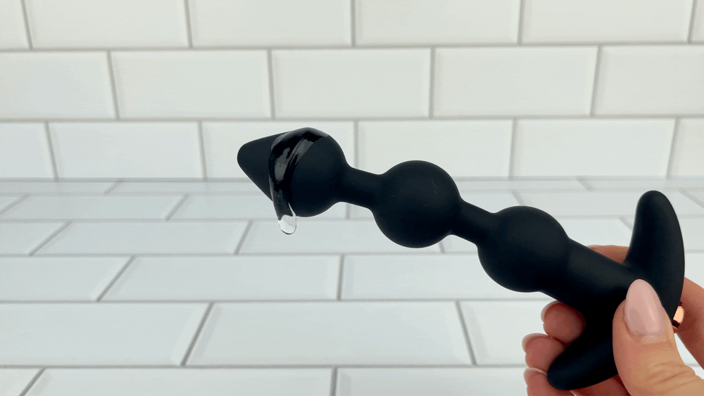 GIF of lubricant vibrating on tip of Macio Silicone Beaded Anal Vibrator Plug 