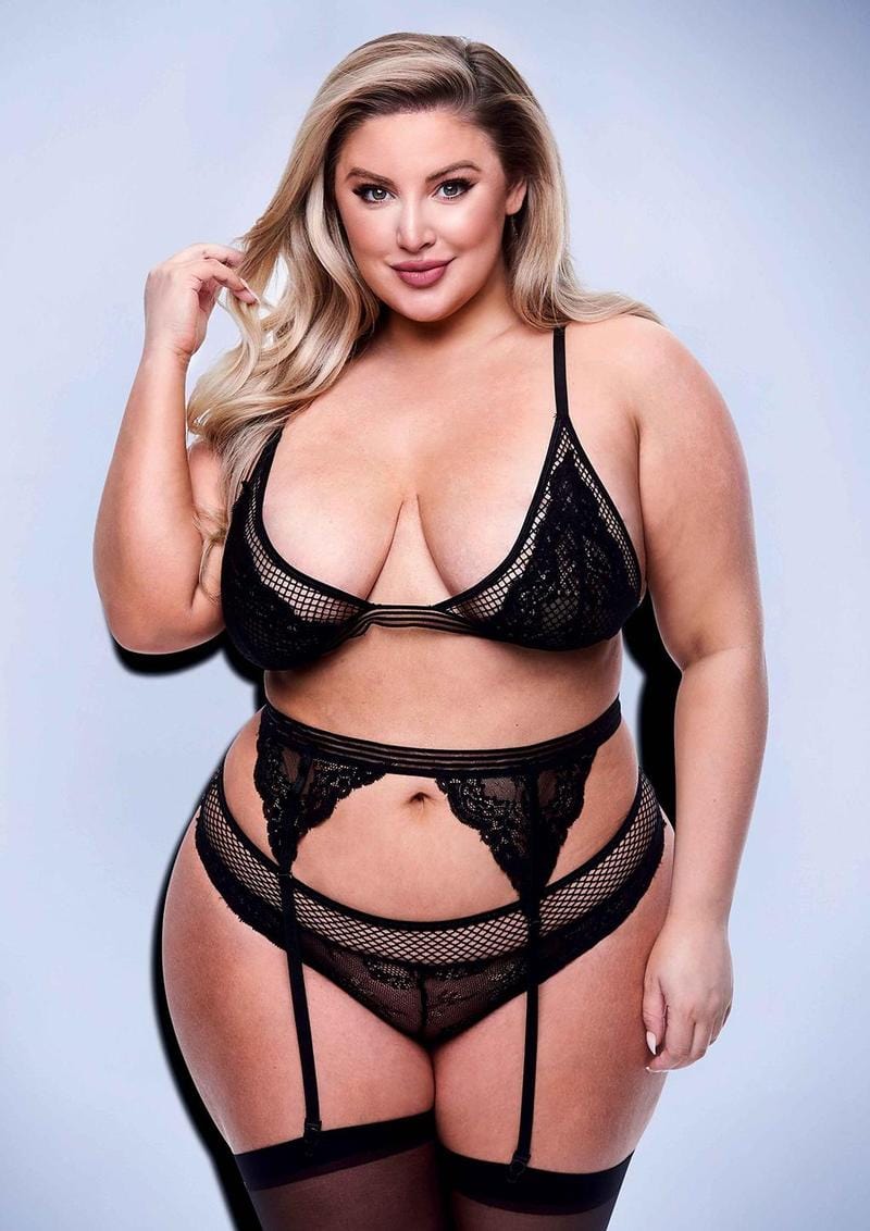 Image of the model wearing the lingerie set. Size queen.